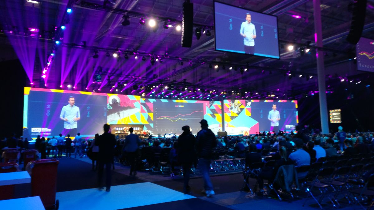 OMR17 Expo Hall mit großen Leinwand und vielen Menschen