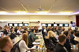 Karl Kratz referiert inmitten von sitzenden Zuschauern auf der SEMSEO Konferenz 2014