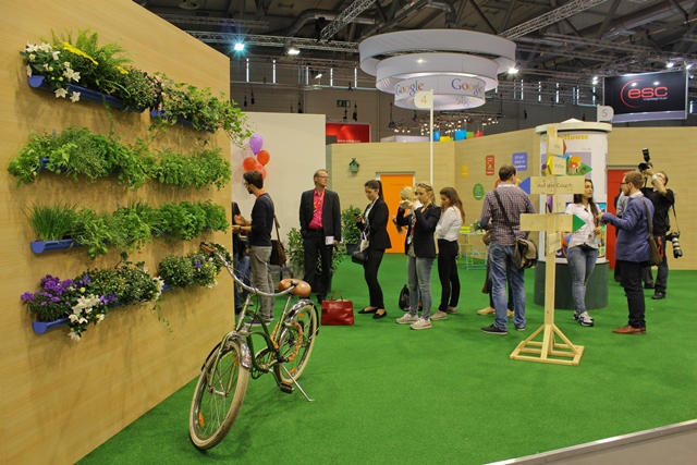 Messestand Wiese mit Häusern