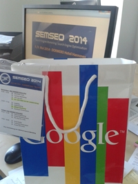 Foto Programm von der SEMSEO 2014 auf Umhängezettel und Google Tüte