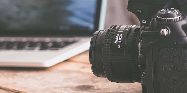 bilder-seo-optimieren Symbolbild mit einem Laptop und einer Kamera für zu Bilder SEO Tipps.