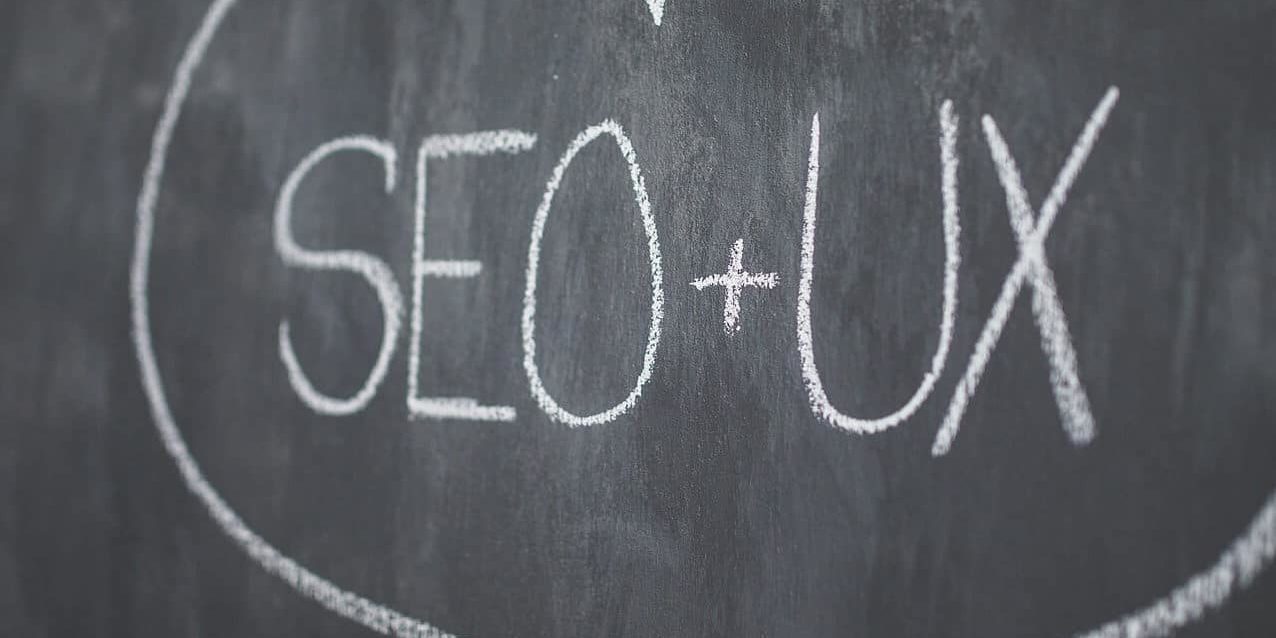 Mit SEO + UX beschriftete Tafel als Symbolbild für Symbolbild für Google Core Web Vitals