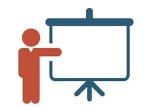 Person die vor einem Whiteboard steht und einen E-Commerce Workshop hält