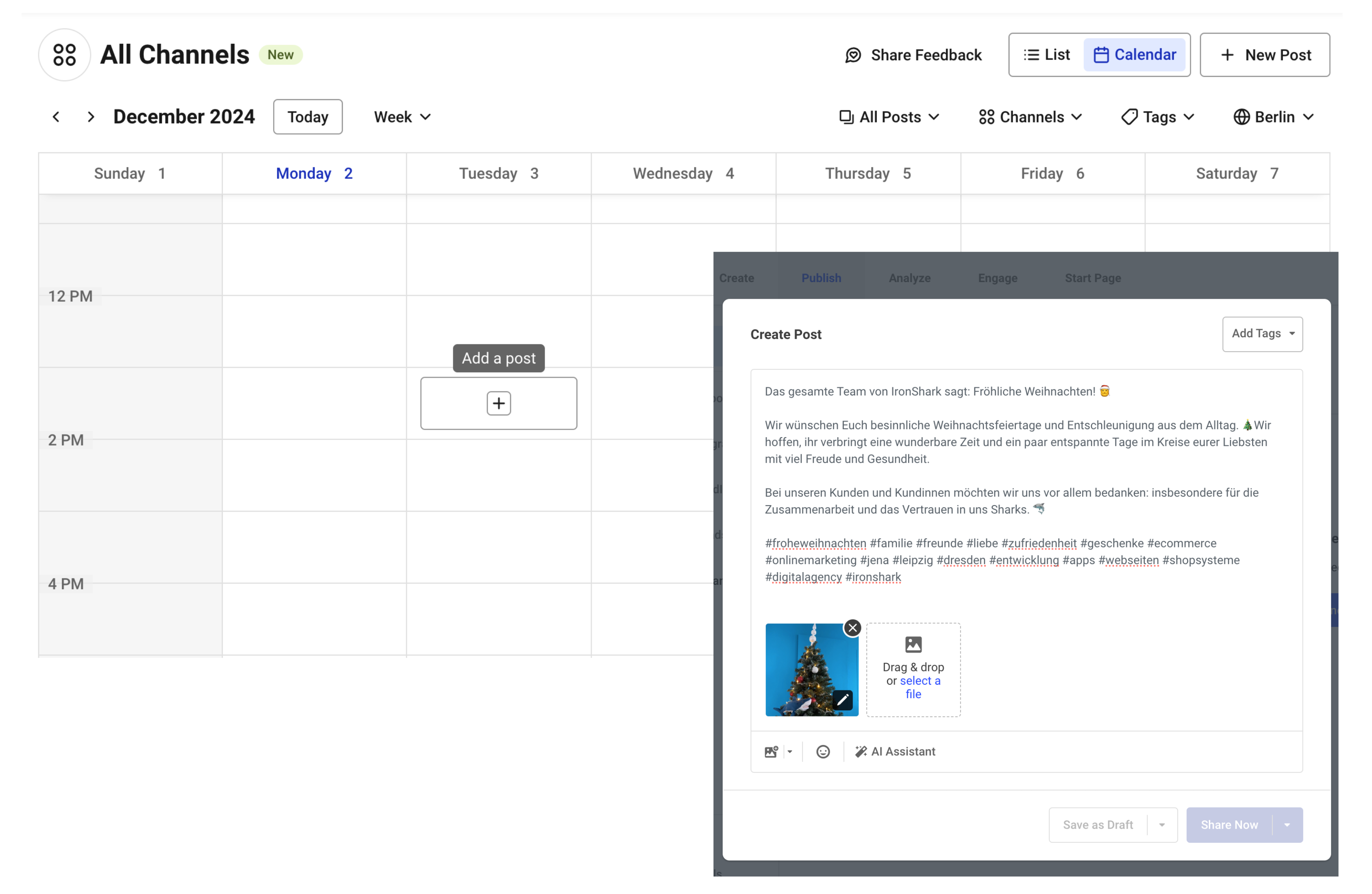 Screenshot aus Buffer der die Kalenderansicht für die Planung von Beiträgen und das Fenster zur Beitragserstellung zeigt. Dort wird gerade ein Weihnachtspost mit Text und Weihnachtsbaum-Bild erstellt.